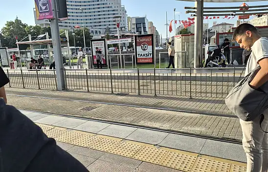 Cumhuriyet Meydanı tramvay durağında yeni sistem: Karşıya geçiş yok!