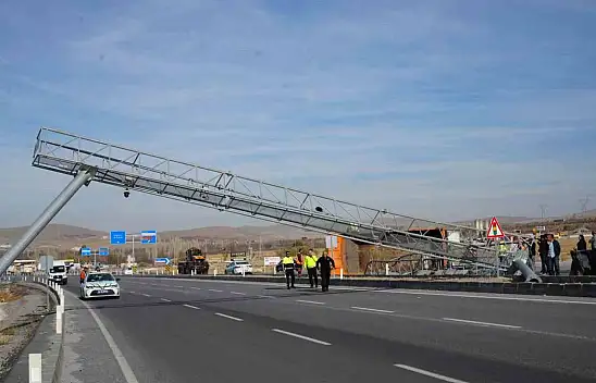 Niğde-Kayseri yolunda kamyon devrildi