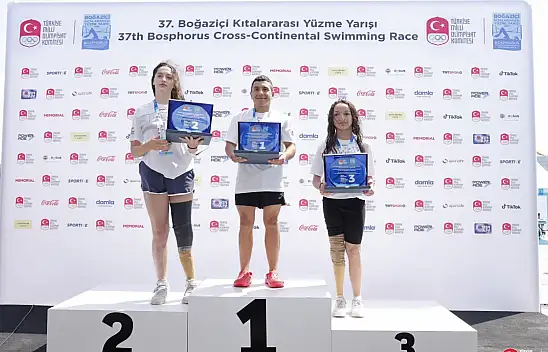 Denizi olmayan Kayseri'nin yüzücülerinden büyük başarı! Boğazı geçtiler