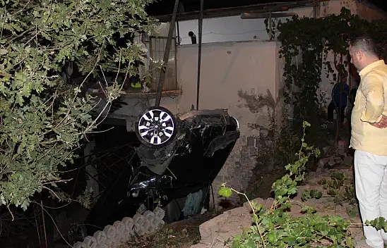 Deprem gibi kaza: Araç bahçeye uçtu