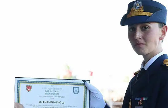 Dikkatleri üzerine çeken teğmen Kayserili çıktı! Bakın kimin yakını