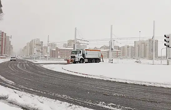 Ekipler sahada! Kayseri'de karla mücadele sürüyor