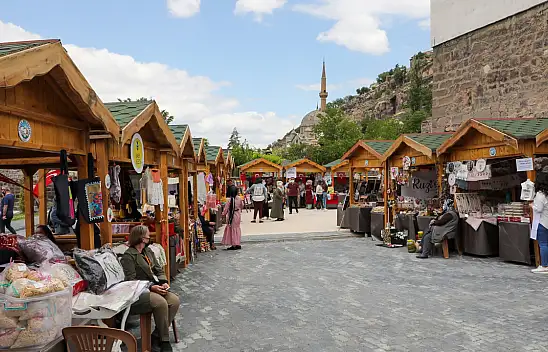 El emeği ürünlerin sergilendiği pazar