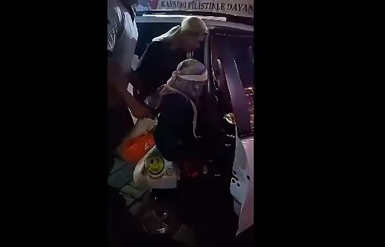 Engelli kadının yardımına koşanlar yürek ısıttı