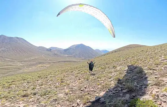 Paraşütler eşek sırtında zirveye taşındı