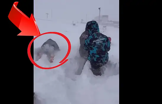 Erciyes'te dikkat çeken görüntü! Karda yürüyemeyince çareyi yüzmede buldular!