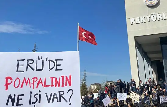 Erciyes Üniversitesi'nde cinayet eylemi: Binlerce öğrenci 'Rektör İstifa' diye bağırdı