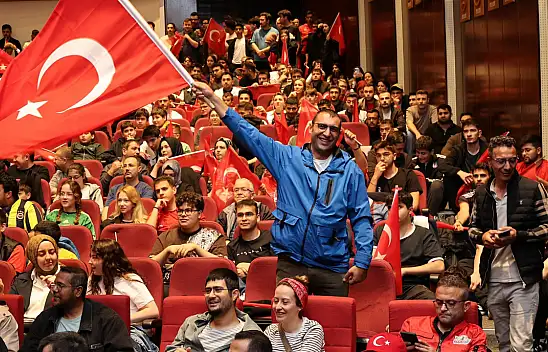 ERÜ'de personel ve öğrenciler dev ekrana kitlendi