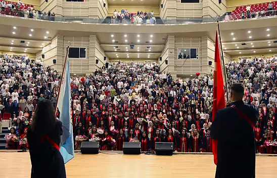 ERÜ Eğitim Fakültesi mezuniyet töreninde mezuniyet coşkusu