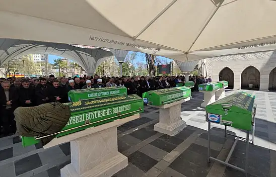 Fabrikasının öldürülen müdürünü omuzlarında taşıdı