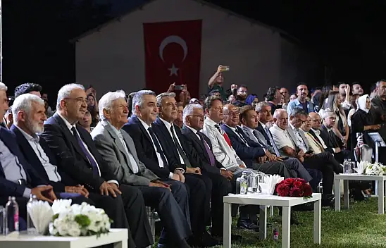 'Fazla kendi kendimizi övmenin anlamı yok' diyen Abdullah Gül, Kayseri'de 'Yeni yol haritası belirlemeliyiz' mesajı verdi