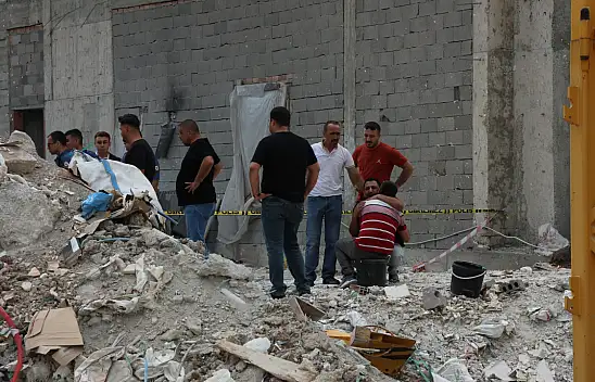 Demir kova işçilerin üzerine düştü: 2 ölü var