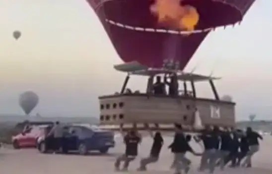 Film gibi kaza: Balon otomobili havaya kaldırdı
