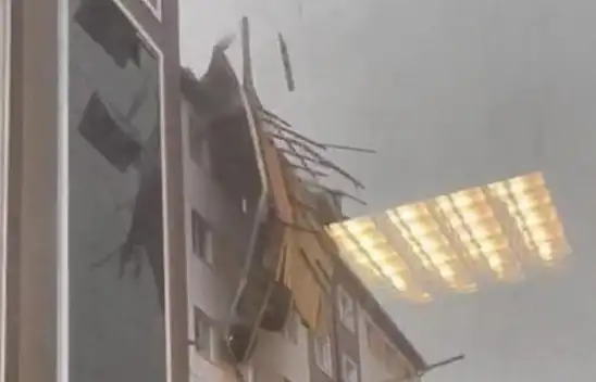 Fırtına üniversitenin çatısını böyle uçurdu! Ağaçları söktü...