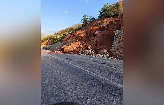 Flaş! Özvatan'da heyelan. Yol trafiğe kapatıldı
