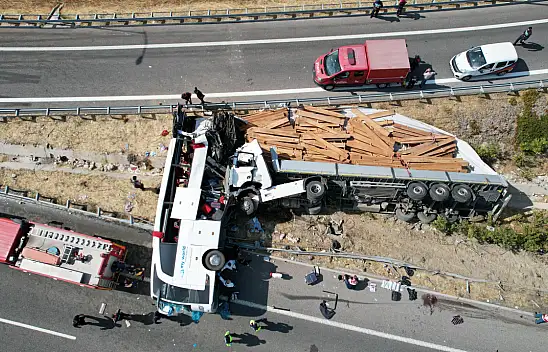 Flaş! Tır otobüse daldı, 11 ölü 27 yaralı