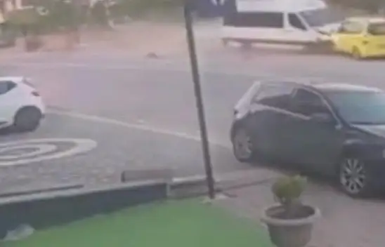 Freni patladı! Minibüs taksiyi metrelerce sürükledi