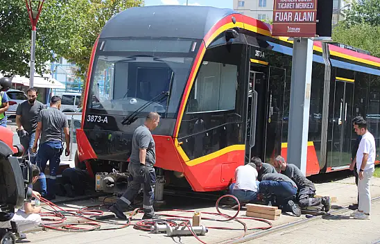 Genç kadın tramvayın altında kaldı!
