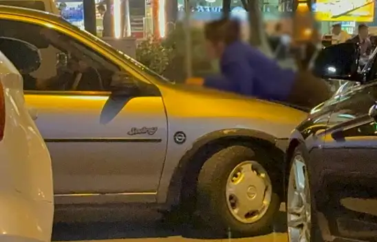 Görenler şaştı kaldı: Gitmek isteyen kocasını böyle engelledi!