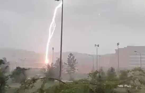 Görüntüler Sivas'tan! Kampüse yıldırım düştü