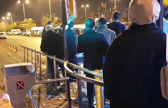 Gözaltına alınan İl Başkanı Ankara'ya böyle götürüldü