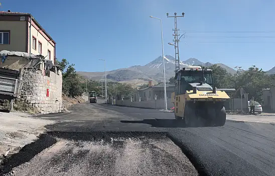 Hacılar'da 700 metrelik yol yenilendi: 1.450 ton asfalt serildi