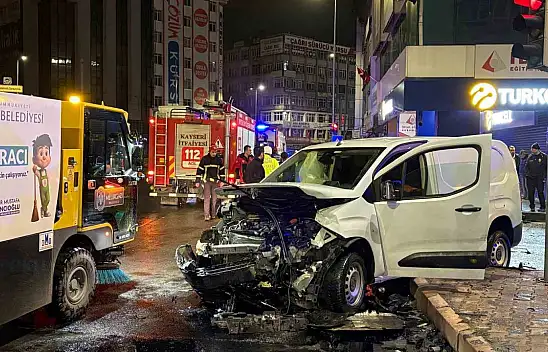 Kayseri'de hafif ticari araçla otomobil çarpıştı