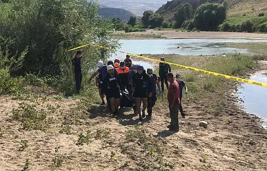 Bir ırmak faciası daha!Irmağa giren iki çocuk boğuldu, baba kayıp