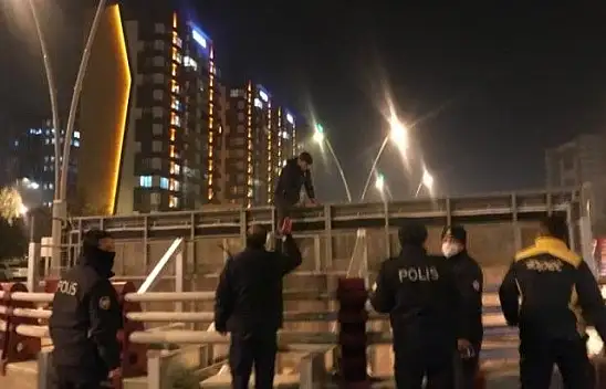 İş bulamadığı için terk edilen şahıs üst geçitten atlamak istedi