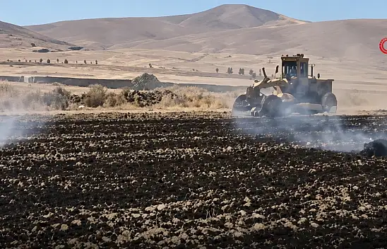 İş makineleri ekinleri kurtardı: İncesu'daki yangın büyümeden söndü