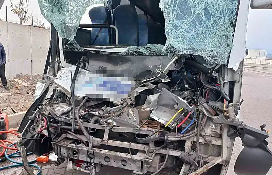 Kayseri'de can pazarı: İşçi servisi tıra çarptı! Çok sayıda yaralı var