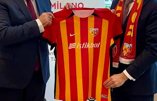 İtalya'da Kayserispor forması ile poz verdiler!