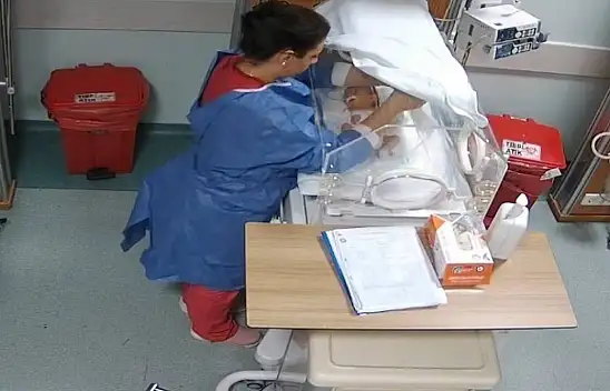 Görüntüler infial yaratmıştı: Deniz bebeğe şiddet uygulayan hemşire aranıyor