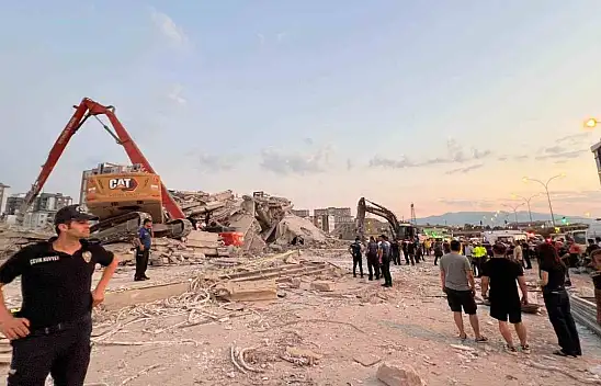 İş makinası operatörü göçük altında kaldı