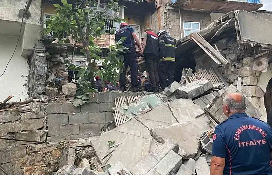 İki katlı metruk bina çöktü