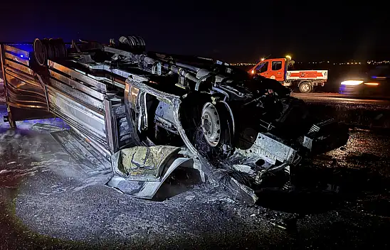 Kamyonet ile traktör çarpıştı! Alevler aracı küle çevirdi, 3 kişi yaralandı