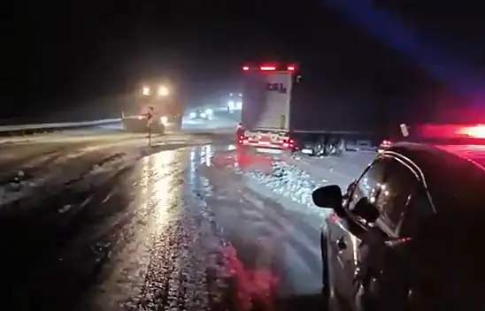 Kar ve tipi o yolu TIR ve kamyon geçişlerine kapattı