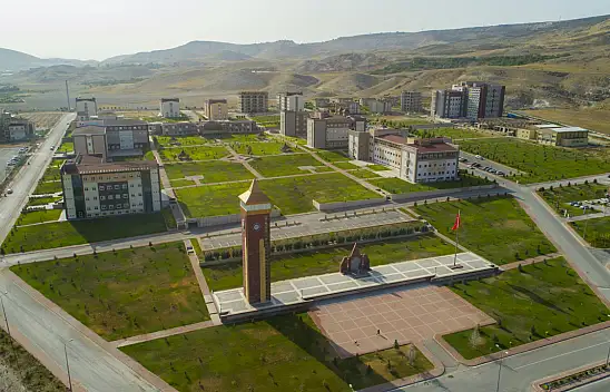 Kayseri bu olayı konuşuyor!  Üniversitede görevli akademisyen, Cemil Çiçek'leri karıştırınca 'torpil  talebi' içeren mesajı ifşa oldu!