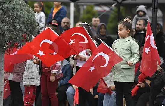Kayseri Cumhuriyet Meydanı'nda dikkat çeken an! Hep bir ağızdan İzmir Marşı'nı söylediler