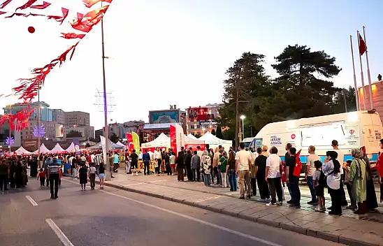 Kayseri Cumhuriyet Meydanı'nda yoğunluk! Vatandaşlar akın etti
