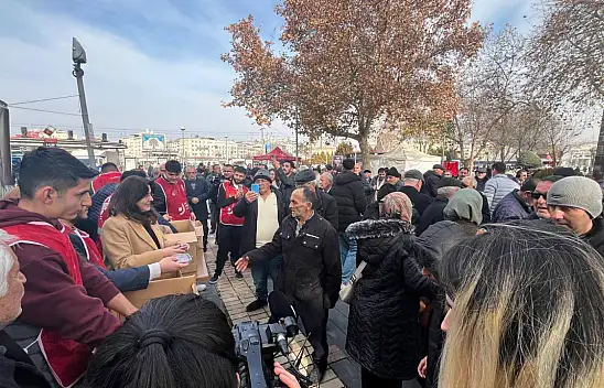 Kayseri Cumhuriyet Meydanında iki Başkan için lokma dağıtıldı