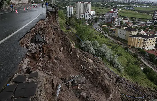 Kayseri'de 10 metrelik istinat duvarı çöktü!