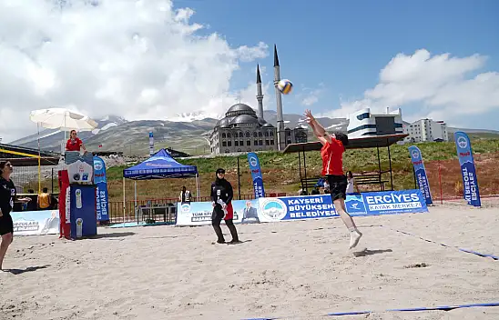 Kayseri'de 2 bin rakımda plaj voleybolu! Kazanan belli oldu