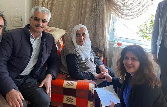 Kayseri'de 94 yaşındaki kadın CHP'ye üye oldu!