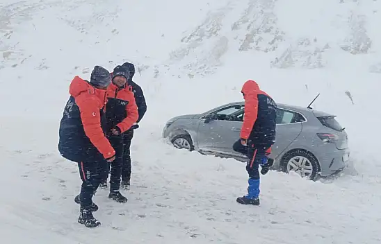 Kayseri'de araçlar mahsur kaldı!