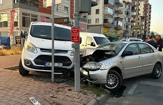 Kayseri'de alkollü sürücü ortalığı savaş alanına çevirdi! 2 araç pert oldu
