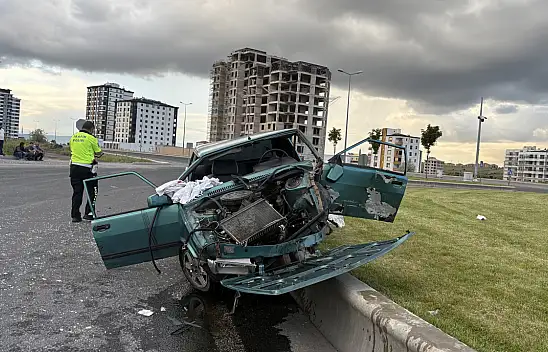 Kayseri'de araç hurdaya döndü! 1'i ağır 4 yaralı