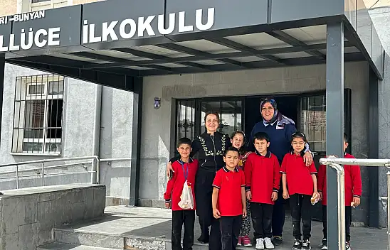 Kayseri'de belediyeden kırtasiye desteği! Tek tek dağıtıldı