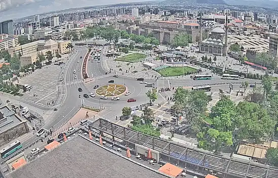 Kayseri'de binlerce kişinin akın ettiği yerde şimdi in cin top oynuyor!