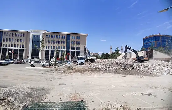 Kayseri'de bir dönem sona erdi! 54 yıllık müdürlük binası yerle bir oldu